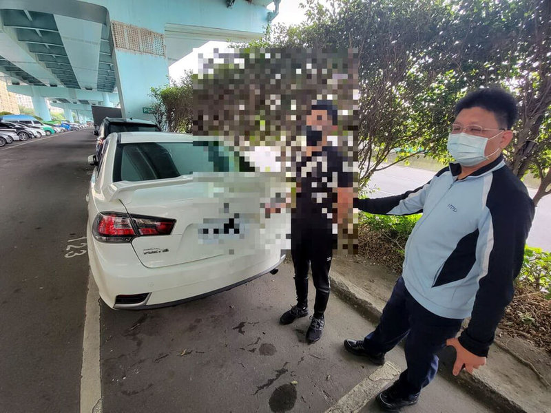 新北市新莊區某棒球打擊場前26日清晨發生疑因感情糾紛持刀砍人事件,警方在2小時後逮捕主嫌李姓男子及共犯林嫌,將追查其他共犯釐清案情。(民眾提供)中央社記者黃旭昇新北傳真 111年3月26日