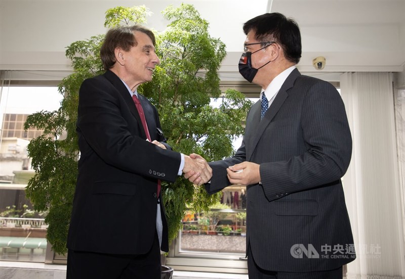 前美國在台協會台北辦事處長司徒文(William A. Stanton)(左)、前交通部長林佳龍(右)26日在台北出席「看看烏克蘭 想想台灣-2022國際地緣政治與台灣安全」論壇,會前兩人握手致意。中央社記者謝佳璋攝 111年3月26日