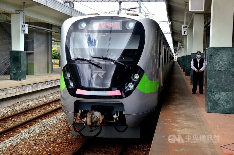 台鐵新購的EMU900型電聯車,從彰化到台東行駛南迴線,除被民眾發現「跑得比部分自強號快」、「比莒光號便宜」、「隨時買得到票」,也具多項創新服務設施,被媒體譽為史上最美區間車。中央社記者盧太城台東攝 111年3月26日
