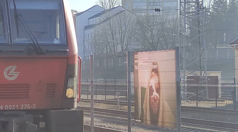 烏克蘭戰爭駭人照片在展立陶宛首都維爾紐斯火車站展出。(圖取自史塔瑟利斯臉書facebook.com)