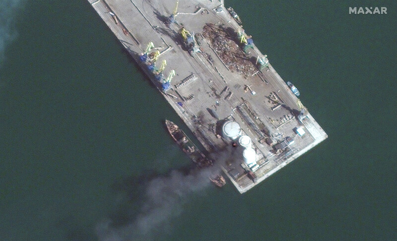 烏軍證實,摧毀停靠在伯德揚斯克港口一艘俄羅斯大型登陸艦。圖為25日港口衛星影像。(圖取自twitter.com/Maxar)