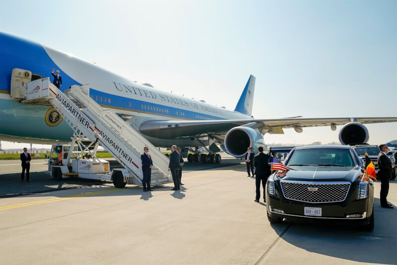 美國總統拜登25日從布魯塞爾出發前往波蘭。(圖取自facebook.com/WhiteHouse)