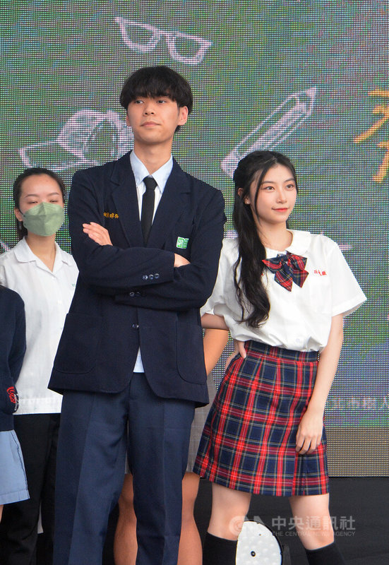 2022新北市高中職教育博覽會3月開跑,實體活動26日在市民廣場盛大舉行,其中「新北制服Fashion Show」由莊敬高職等多校學子呈現制服特色,格外吸睛。中央社記者黃旭昇新北市攝 111年3月26日