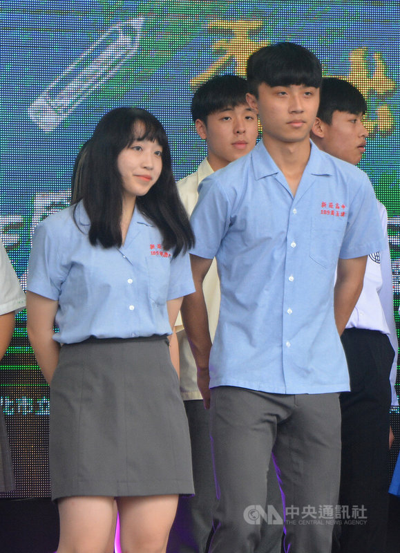 2022新北市高中職教育博覽會26日在市民廣場熱鬧舉行,也邀請包含新莊高中在內47校學生進行制服走秀,由男女學生一同登台秀出制服特色。中央社記者黃旭昇新北市攝 111年3月26日