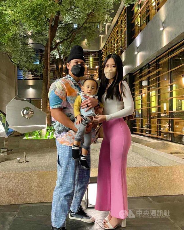 台灣棒球好手張育成(左)旅美拚戰,他受訪表示,很感謝妻子李家綾(右)帶著18個月大的兒子張勝恩(中)的陪伴,讓他在外征戰覺得很安心。中央社記者林宏翰亞利桑那攝 111年3月26日