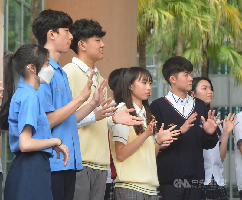 新北市教育局主辦2022新北市高級中等學校教育博覽會,實體活動26日熱鬧登場,現場還安排各校學生進行制服走秀,呈現青春氣息。中央社記者黃旭昇新北市攝 111年3月26日