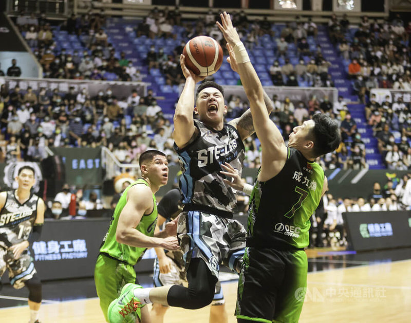 台灣職籃聯盟P. LEAGUE+(簡稱PLG)高雄鋼鐵人隊26日在主場鳳山體育館迎戰福爾摩沙台新夢想家隊,終場以95比80奪勝,陣中周儀翔(右2)返台首戰共拿下11分6籃板4助攻。中央社記者張新偉攝 111年3月26日