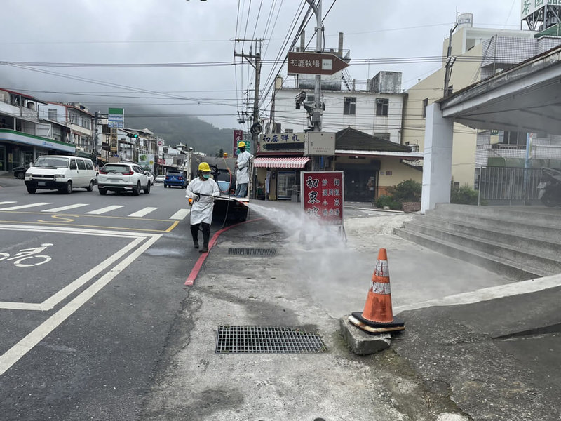 台東縣26日深夜新增1例COVID-19確診個案,衛生局緊急匡列密切接觸11人並徹夜採檢,再檢出3人陽性;環保局消毒防疫大隊27日上午針對相關足跡完成消毒。(台東縣政府提供)中央社記者李先鳳傳真 111年3月27日