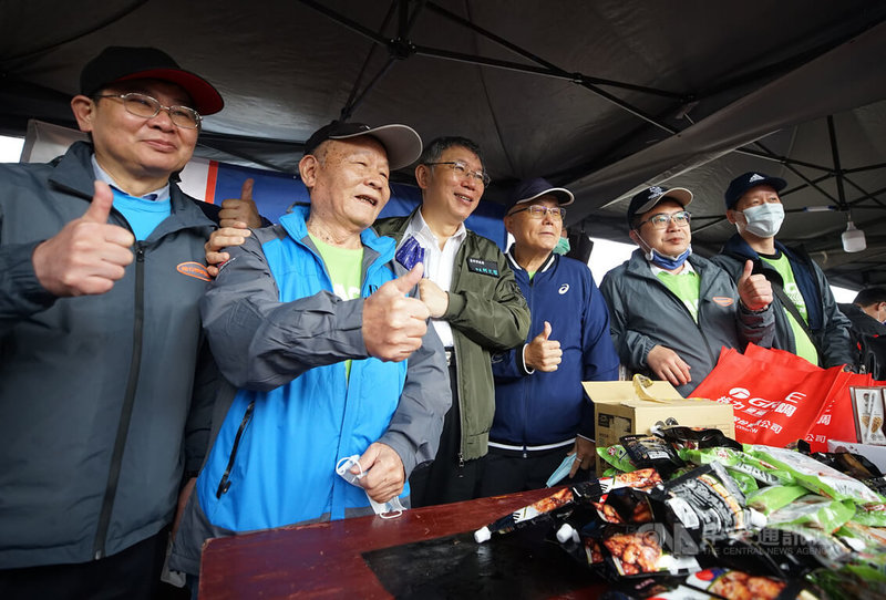 「2022第7屆電器盃反詐騙公益路跑」27日在台北市美堤河濱公園舉行,台北市長柯文哲(左3)出席。中央社記者裴禛攝 111年3月27日