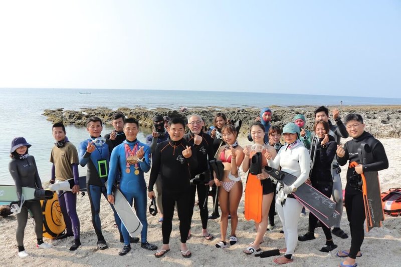 民進黨立委莊瑞雄(前左5)27日到屏東離島小琉球體驗潛水,他表示,屏東地理位置得天獨厚,非常適合大力推動海洋觀光及海洋運動發展,促進屏東觀光財。(莊瑞雄服務處提供)中央社記者李卉婷傳真 111年3月27日