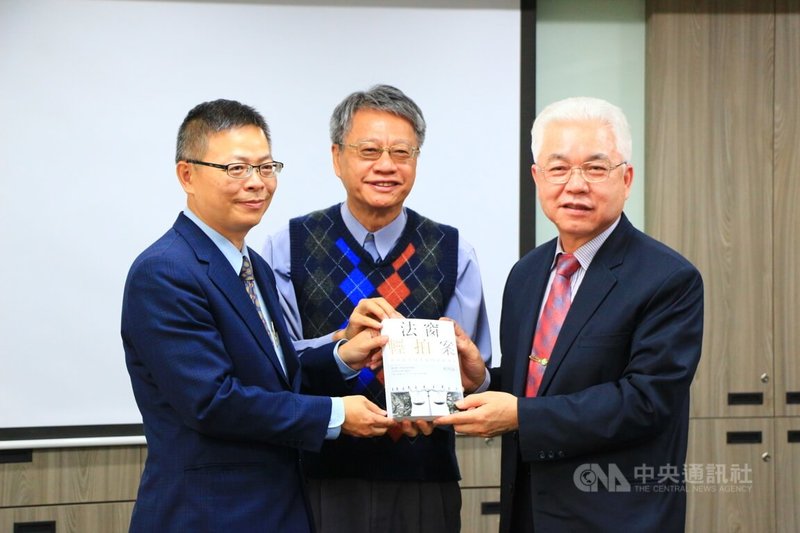 律師常照倫（中）出版「法窗輕拍案：那些你不可不知的法庭博弈」新書，27日舉辦發表會，會中常照倫並捐贈100本給台中律師公會。中央社記者蘇木春攝 111年3月27日