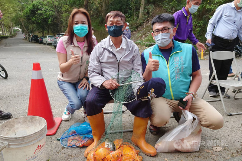 台南市虎頭埤風景區27日舉辦「虎頭埤神釣手,外來魚種out」比賽,釣友劉進清(前中)以總重量13.5公斤獲得第1名,釣到的魚以「紅魔鬼」為主。中央社記者楊思瑞攝 111年3月27日