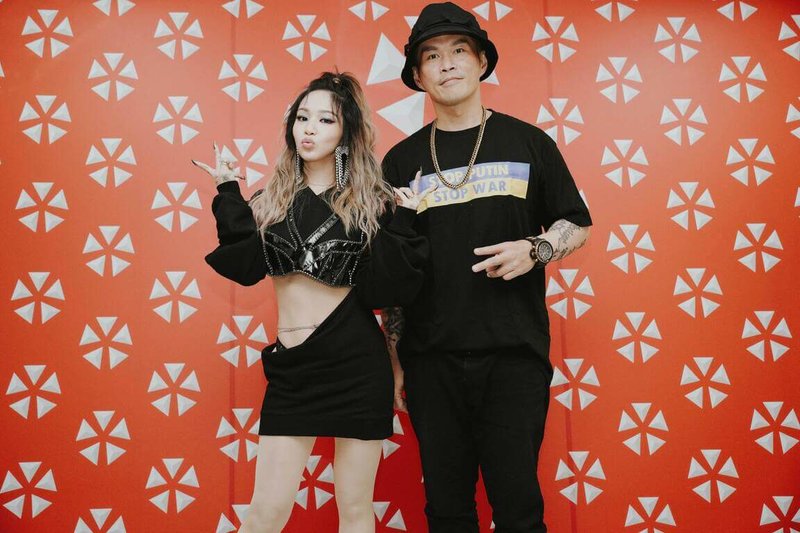 歌手陳芳語(左)27日登上大港開唱,與大支(右)合唱歌曲KOW TOW,大支特別換上自製聲援烏克蘭的反戰上衣。(出日音樂提供)中央社記者王心妤傳真 111年3月27日