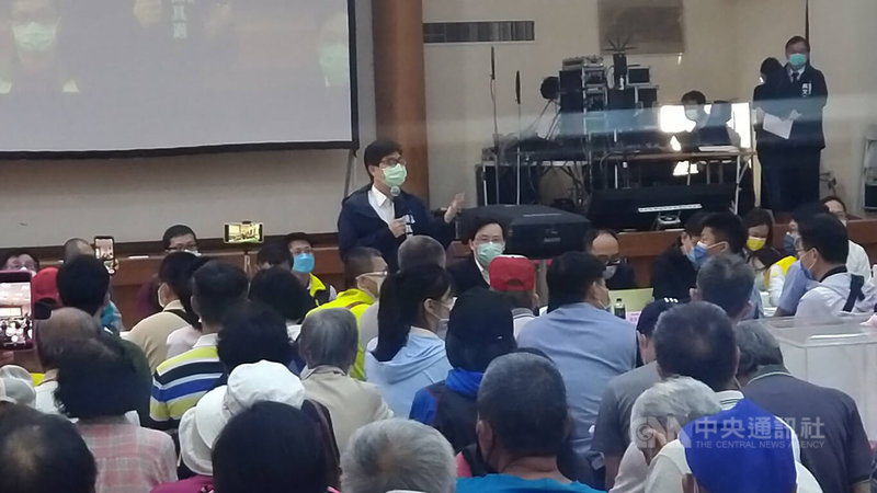 為推動大林蒲遷村,高雄市政府與經濟部27日召開第2次說明會,高雄市長陳其邁(後中)說明多項安置計畫調整措施。中央社記者蔡孟妤攝 111年3月27日