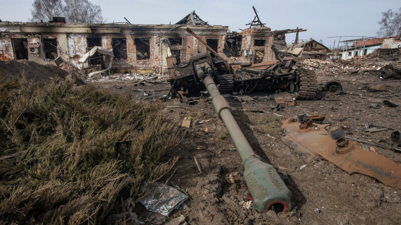 英國情報機關指出,在烏克蘭的俄軍士氣低落。圖為俄軍逃離烏克蘭東北部城市托斯提也納時,將武器、裝備和彈藥都拋棄在後。(圖取自facebook.com/93OMBr)