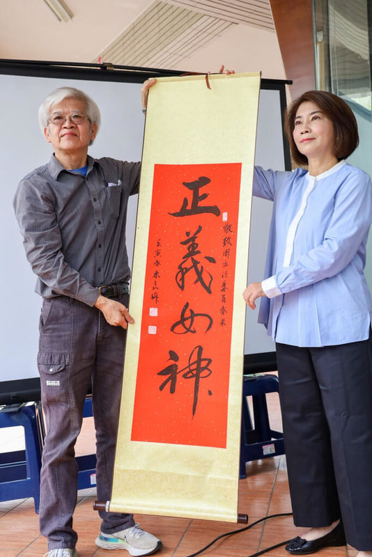 八八風災雙園斷橋案的罹難者家屬林良璘(左),為感謝時任律師的周春米(右)協助國賠訴訟,27日特別前往感謝並致贈「正義女神」墨寶。(周春米服務處提供)中央社記者李卉婷傳真 111年3月27日