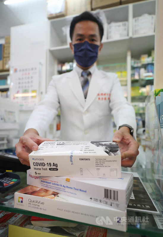 家用快篩操作方便且容易進行,中央流行疫情指揮中心指出,在家用快篩準確性提高的前提下,規劃將檢測主力從PCR轉為家用快篩。中央社記者裴禛攝 111年3月27日