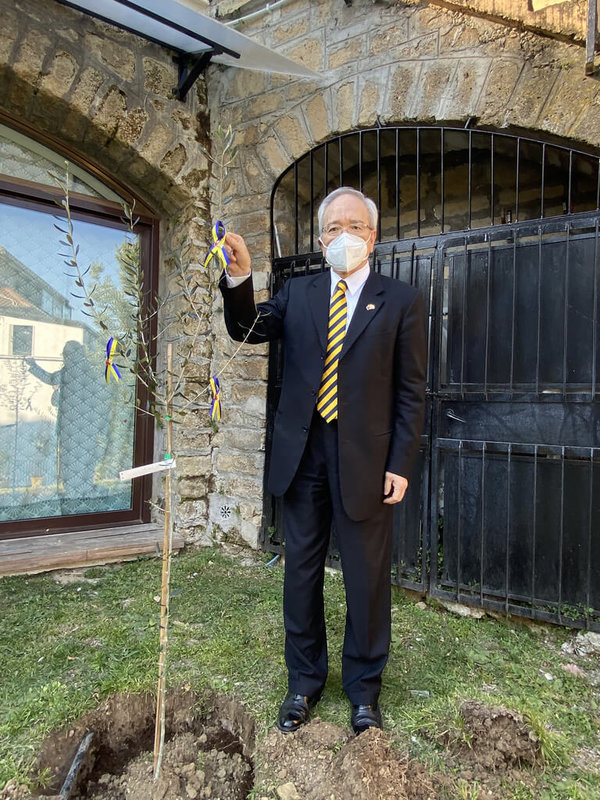 駐教廷大使李世明昨天在職務宿舍舉行種植橄欖樹活動,慶祝台梵建交80週年。(駐教廷大使館提供)中央社記者黃雅詩傳真 111年3月27日
