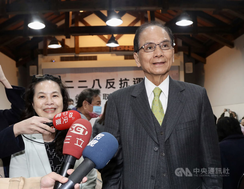 228研究者黃惠君(左)新書「二二八反抗運動:台灣爭取民主之路」發表會,27日在台北的市長官邸藝文沙龍舉行,立法院長游錫堃(右)出席表示,他特地來道賀、表達敬意,希望對台灣歷史有興趣的人可以買來研究,身為台灣人應該多了解歷史。中央社記者張皓安攝 111年3月27日