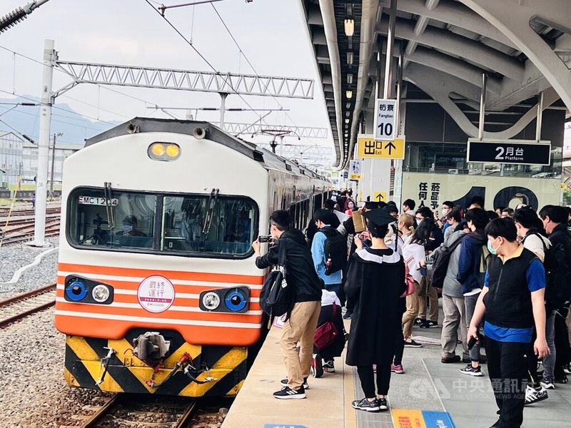台鐵EMU1200型列車外型獨特,有「紅斑馬」稱號,因服役36年且車況老舊,3月29日改點走入歷史,由EMU3000型城際列車取代,28日末班車從屏東枋寮發出,列車也貼上「最終運行」字樣,讓許多鐵道迷不捨。中央社記者李卉婷攝 111年3月28日
