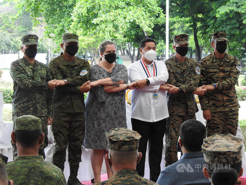 菲律賓和美國年度大型「肩並肩」聯合軍演28日開幕,今年演習兩國出動近9000人,創30年來紀錄。圖為菲美官員與演習指揮官合影。中央社記者陳妍君馬尼拉攝 111年3月28日