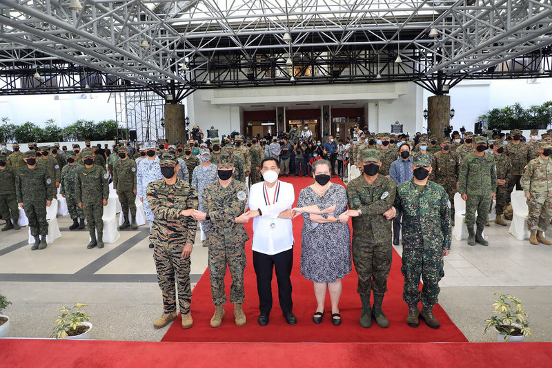 菲律賓和美國年度大型「肩並肩」聯合軍演28日開幕,今年演習兩國出動近9000人,創30年來紀錄。圖為開幕式與會人員合影。(菲律賓軍方提供)中央社記者陳妍君馬尼拉傳真 111年3月28日