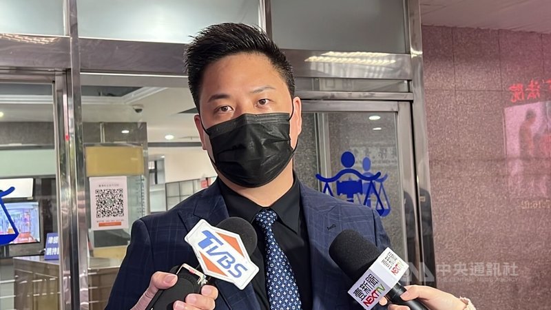 男子林秉樞涉施暴民進黨立委高嘉瑜案,新北地方法院28日首度召開準備庭,庭上雙方律師爭執是否公開審理,後續將由法官裁定。林秉樞的辯護律師之一陳頂新(圖)在庭後說明經過。中央社記者沈佩瑤攝 111年3月28日