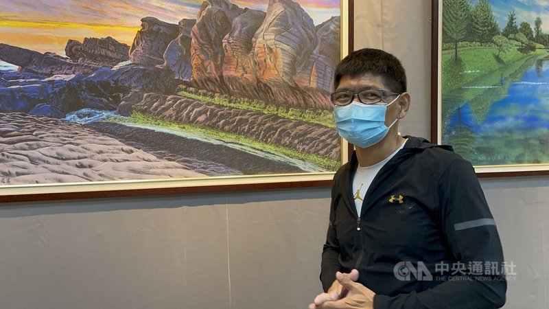 由福建更生保護會舉辦的「浯洲尚藝美展、太武更生饗宴」更生美展,28日在金門尚義機場揭展,更生人朱國富(圖)的砂畫最受矚目。他說,為了尋求假釋機會努力作畫,潛能反而被激發;出獄才2個月就「回籠」教畫。中央社記者黃慧敏攝 111年3月28日
