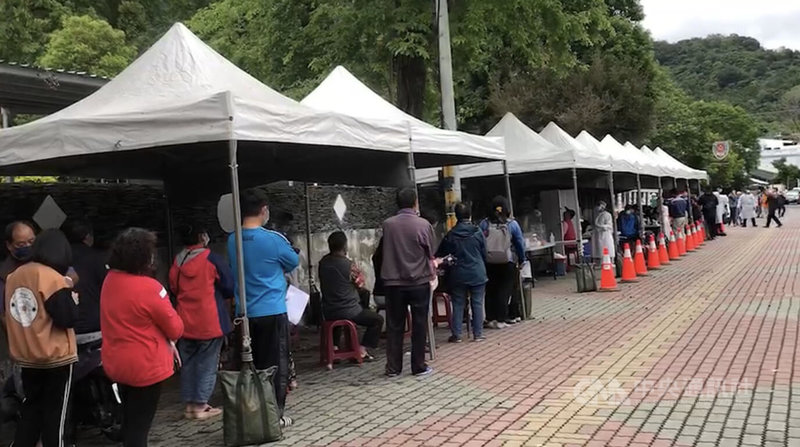 台東縣27日新增6例COVID-19（2019冠狀病毒疾病）確診，縣府28日持續在初鹿國小側門前開設快篩站，上午排隊人數超過300人，已增加窗口加速篩檢。中央社記者李先鳳攝  111年3月28日