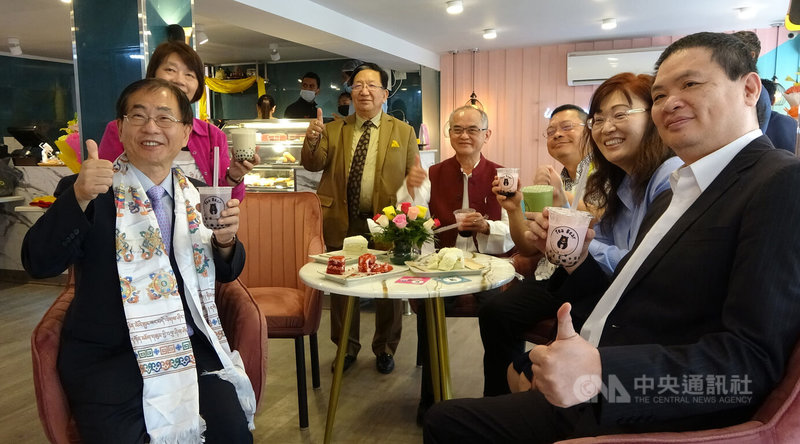 印度德里再添一家台灣珍珠奶茶店,25日正式開幕營業,駐印度代表葛葆萱(前左)偕同多名代表處人員、台商及貿協人員到場祝賀。後方站立者為店主朋藏(L. P. Pontsang)。中央社記者林行健德里攝 111年3月28日