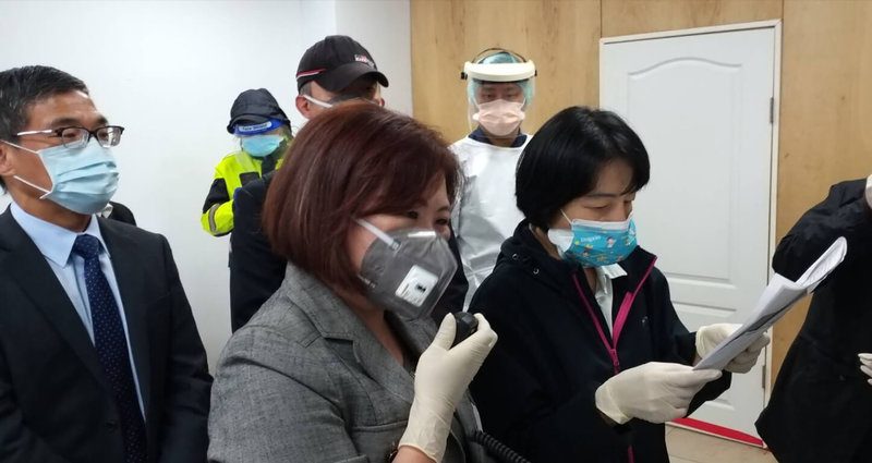 台電大潭電廠工程爆發移工群聚感染事件,勞動部長許銘春(前中)28日前往集中檢疫所關心移工,並以廣播呼籲移工注意自身健康狀況,有健康問題請立即反應。(勞動部提供)中央社記者張雄風傳真 111年3月28日