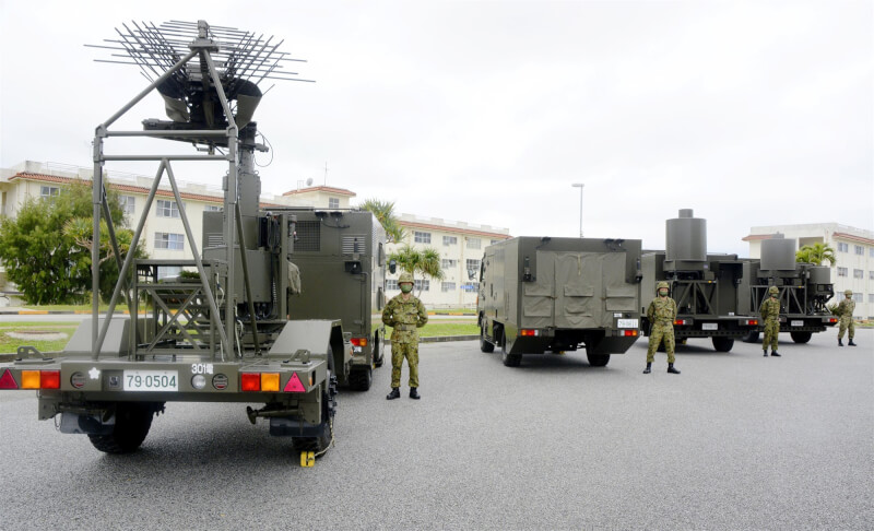 日本陸上自衛隊為強化電磁波領域的因應能力,日前成立「電子作戰隊」。圖為網路電子戰系統車輛。(共同社)