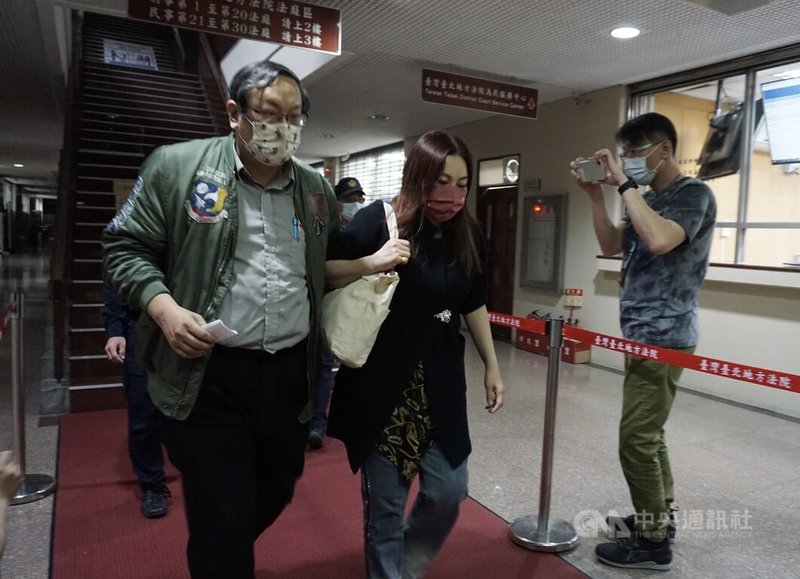 檢廉獲報,北市殯葬處副處長王文秀(中)涉洩漏採購資訊護航特定廠商,涉犯貪污等罪。檢廉28日展開搜索行動,並約談王女等12人。檢察官29日凌晨將王女聲押禁見。台北地方法院裁定新台幣60萬元交保。中央社記者林長順攝 111年3月29日