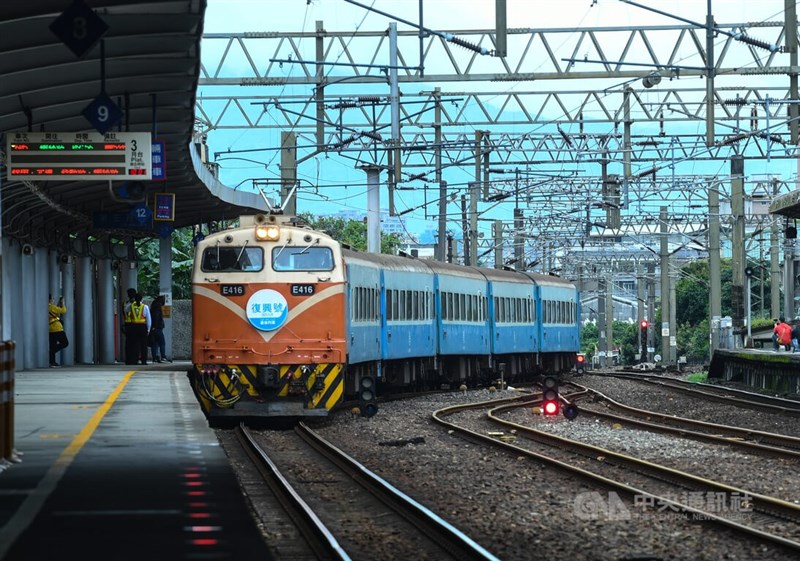 台鐵局行駛超過40年的「復興號」列車,隨新購的EMU3000型城際列車投入營運,末班車第605次29日清晨6時5分從花蓮站開出,上午9時56分抵達樹林站。中央社記者趙世勳攝 111年3月29日