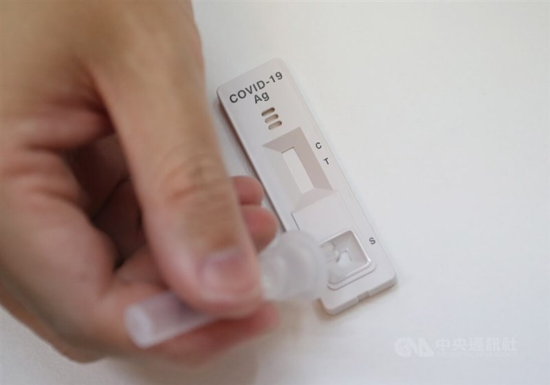 住在確診數較多的地區、曾到確診者足跡熱區、有確診者接觸史者,可至全台540家診所索取家用快篩。(中央社檔案照片)