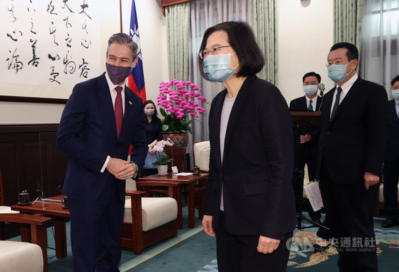 總統蔡英文(中)29日在總統府,由國安會祕書長顧立雄(右)陪同,接見美國國家民主基金會會長威爾森(Damon Wilson)(左)。中央社記者鄭傑文攝 111年3月29日