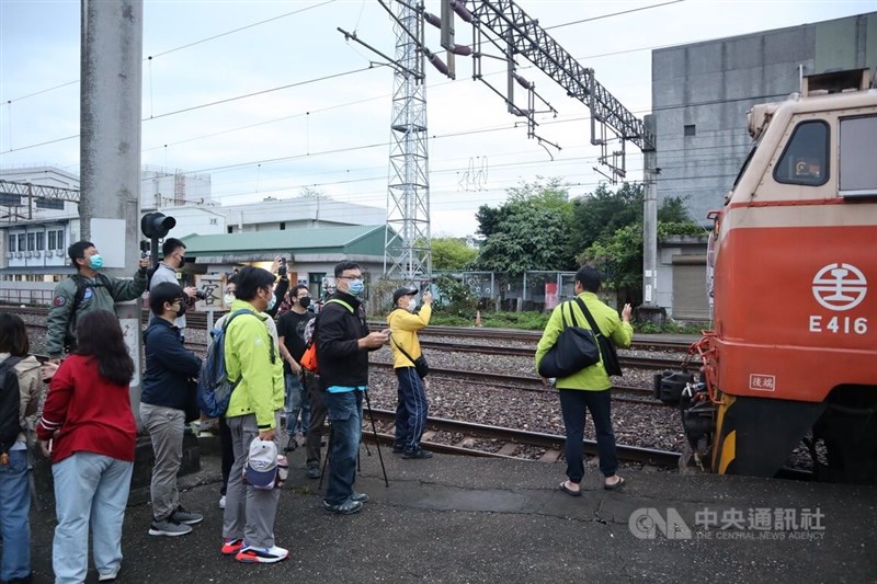 台鐵行駛超過40年的復興號列車將除役，最末一班列車第605次29日清晨6時5分從花蓮站開出，吸引不少鐵道迷到場拍照留念。中央社記者李先鳳攝 111年3月29日