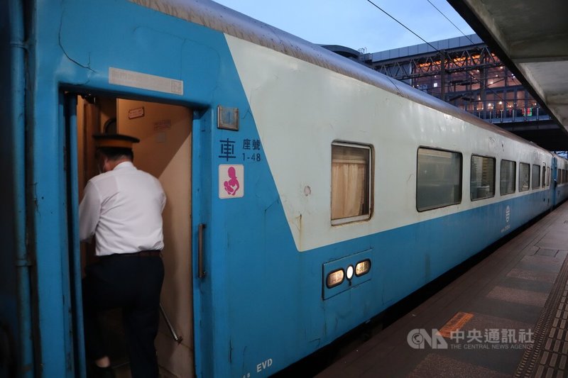 配合EMU3000新車投入營運,台鐵局進行時刻微調,29日清晨6時5分從花蓮站開出、9時56分到樹林站的605次列車,成為末班「復興號」。中央社記者李先鳳攝 111年3月29日