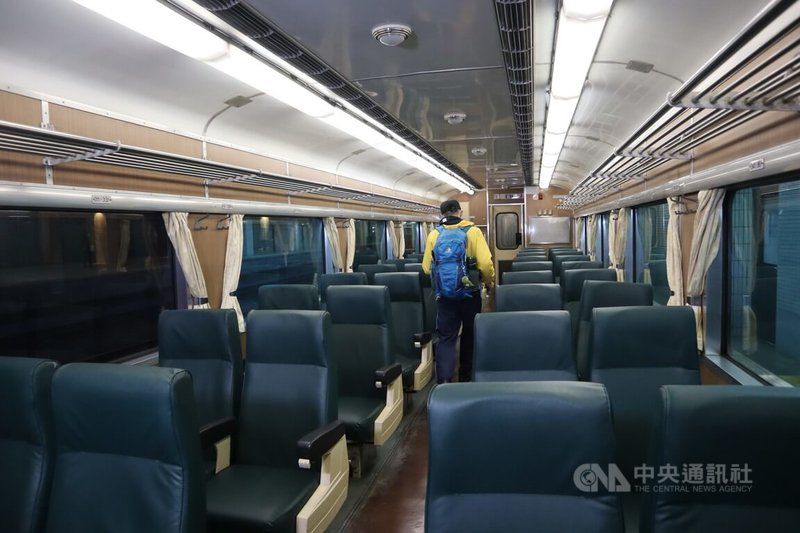 台鐵行駛超過40年的復興號列車將除役,最末一班列車第605次29日清晨6時5分從花蓮站開出;復興號由電力機車頭拉載,共8節車廂,一車廂內有60座,座椅間距較窄。中央社記者李先鳳攝 111年3月29日