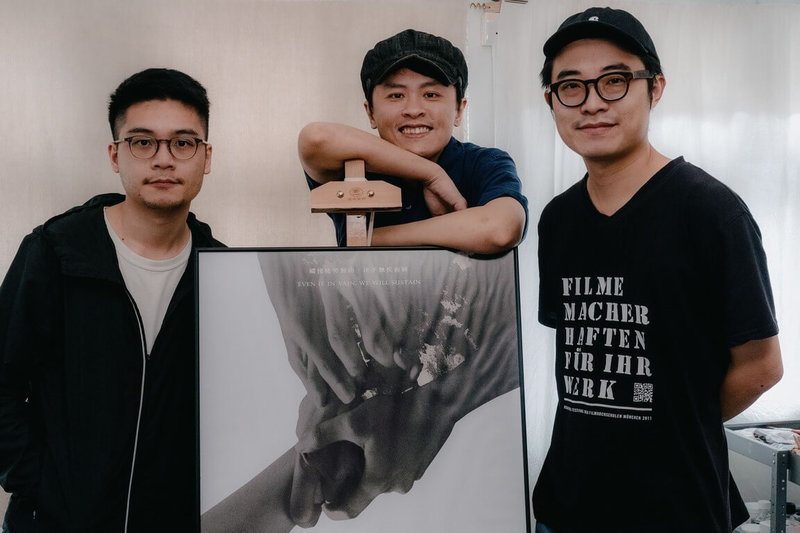 香港電影「少年」在香港遭禁播,4月8日將在台上映。監製陳力行(左起)與導演任俠、林森認為,「香港新浪潮」可能現在才要開始,創作者從政治壓迫中得到反思,重新思考什麼是「香港電影」。(光年映畫提供)中央社記者葉冠吟傳真 111年3月29日