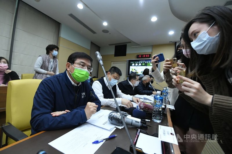 交通部長王國材(左)29日在交通部與太魯閣號事故傷者見面,王國材說,太魯閣號事故發生後也讓他非常震驚,也認為台鐵要加強且徹底的改革,包含安全改革、工地管理、鐵道檢查員制度等,開始有人第一線去看台鐵或鐵道工程有沒有問題。中央社記者趙世勳攝 111年3月29日