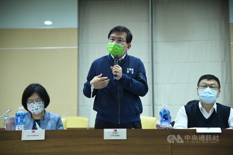 台鐵太魯閣號事故將屆滿1週年,交通部29日與太魯閣號傷者及家屬團體會商,針對日前家屬不滿約好會商卻放鴿子,交通部長王國材(中)致詞表示,因為幕僚安排有誤,以為之前沒有敲定要跟家屬見面,他並向傷者及家屬致歉。中央社記者趙世勳攝 111年3月29日