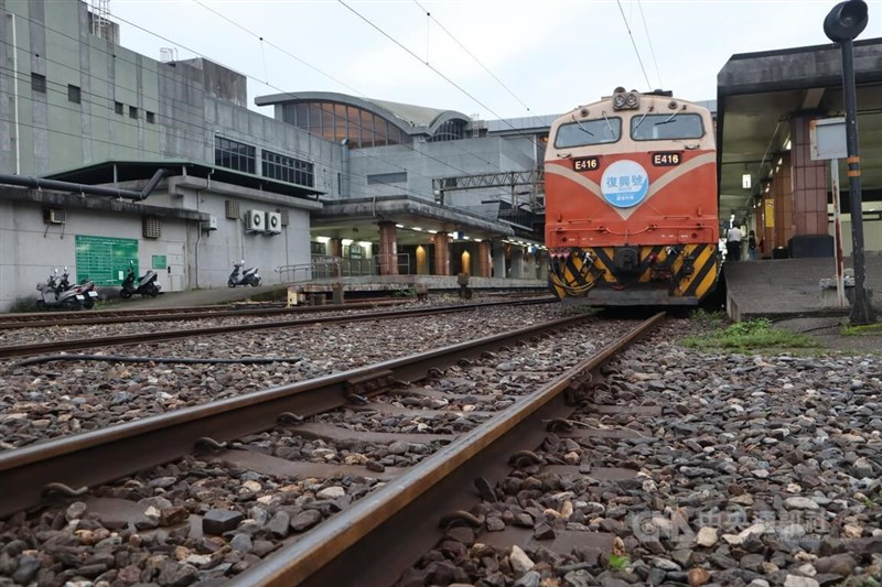 配合EMU3000新車投入營運,29日清晨6時5分從花蓮站開出、終點站樹林站的605次列車,成為末班「復興號」。復興號哪裡有需要就往哪支援,環島奔馳,如今走入歷史、畫下時代的句點。中央社記者李先鳳攝 111年3月29日