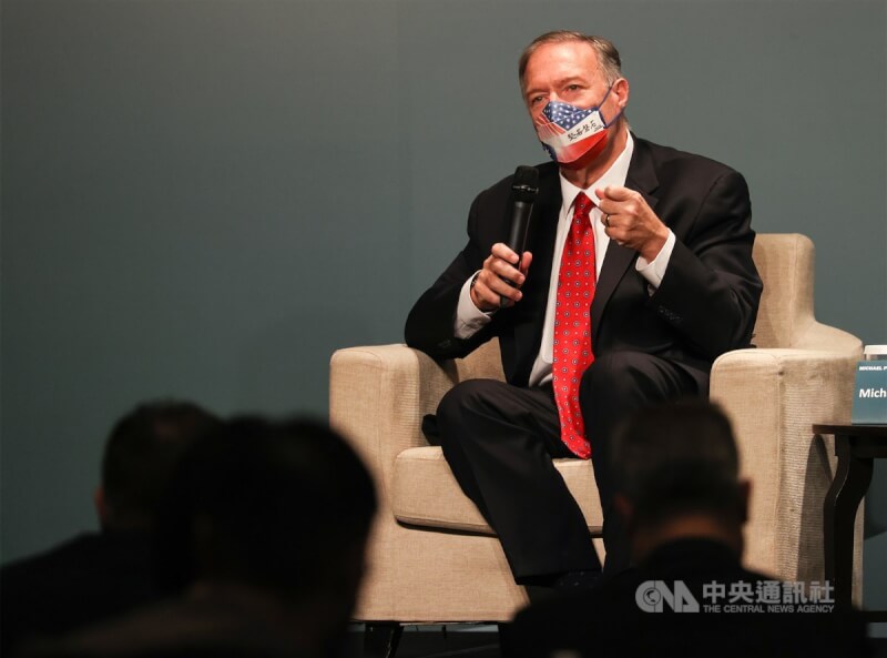 前美國國務卿蓬佩奧28日表示,烏克蘭例子顯示處於中間模糊地帶非常危險,美應承認台灣是獨立國家。圖為蓬佩奧4日在台北舉行記者會。(中央社檔案照片)