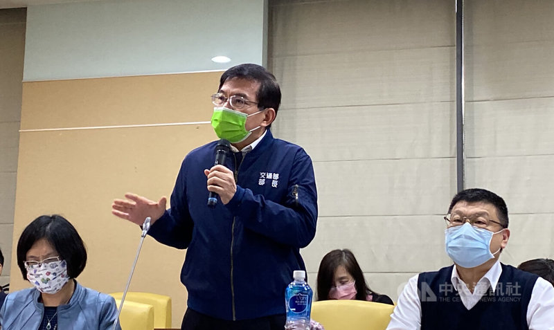 多名太魯閣號事故傷者29日面見交通部長王國材(立者),王國材指出,台鐵改革應該要仿照航空業,把第3方評鑑、航空檢查員還有安全管理系統納入。中央社記者余曉涵攝 111年3月29日
