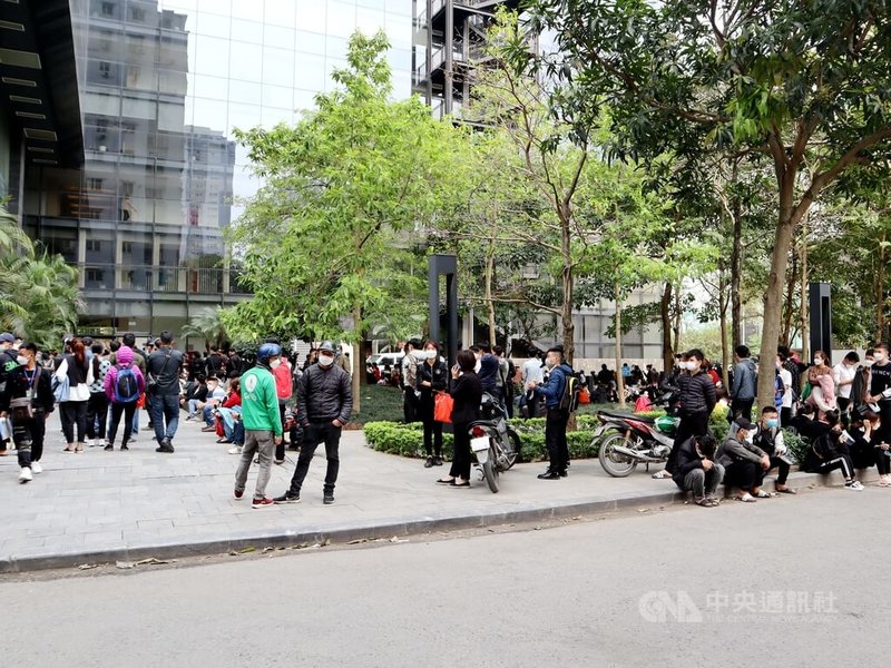 台灣恢復引進越南移工逾月,越南勞務輸台市場再現往昔高人氣,駐越南代表處樓下廣場不時湧現辦件人潮。中央社記者陳家倫河內攝 111年3月30日