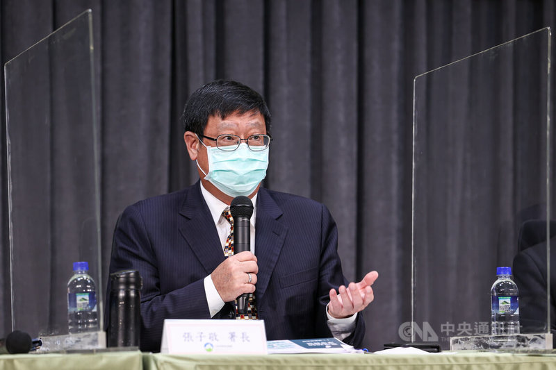 國發會30日舉行台灣2050淨零碳排路徑圖記者會,環保署長張子敬出席,簡報說明為達到2040年電動車、電動機車市售比100%目標,將透過運具電氣化、人本綠運輸、私人汽機車管理等3面向推動。中央社記者鄭清元攝 111年3月30日