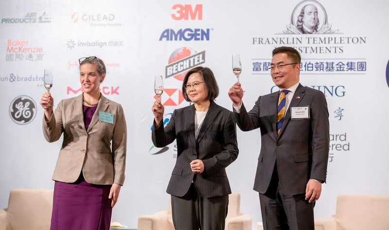 總統蔡英文(中)30日出席台灣美國商會2022謝年飯,與美國在台協會台北辦事處長孫曉雅(左)、台灣美國商會會長施立成(右)共同舉杯見證台美堅實情誼。(總統府提供)中央社記者溫貴香傳真 111年3月30日