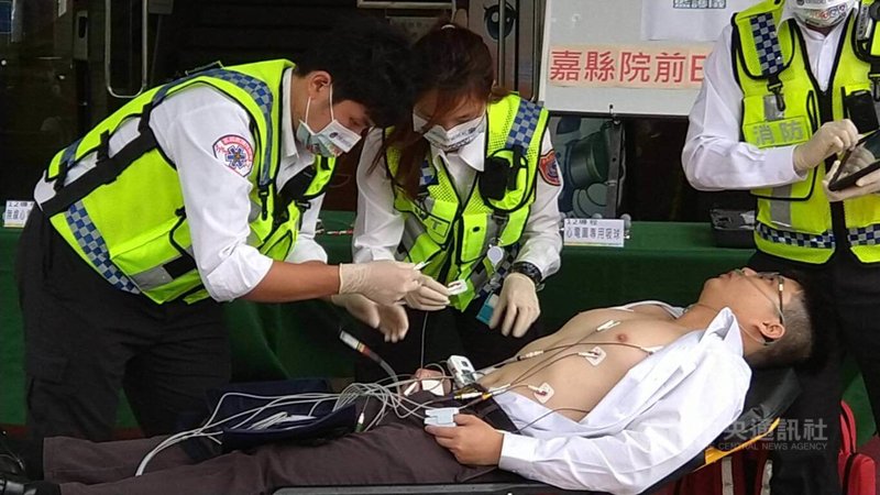 嘉義縣消防局獲民間捐贈12導程心電圖機,全面配置在救護車上,病患送抵醫院前,醫師即可透過心電圖瞭解病情,30日在消防局前模擬演練。中央社記者蔡智明攝 111年3月30日