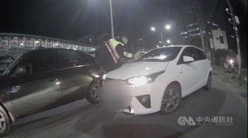 新北市汐止警方29日晚間7時許跟追毒品通緝犯吳姓男子所駕駛車輛，但吳男不配合攔停，竟開車衝撞員警。（翻攝照片）中央社記者沈佩瑤傳真  111年3月30日